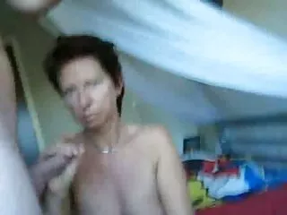 Due giovani pupe porno anale amatoriale gratis scopano con la barba rossa.