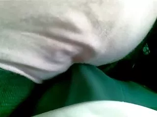 Questa signora depravata succhia delicatamente il cazzo, podraschivaya mentre la video pornoanale sua penna e allo stesso tempo si masturba la figa