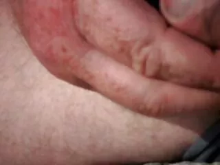 La moglie va in terrazza direttamente al marito seduto sulla sedia. La coppia porno totale anale non ha fatto sesso sano per molto tempo, e la cagna lo prude molto in un posto!