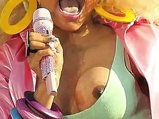 Il ragazzo lecca la cagna porno anale amatoriale gratis e solletica klitorok