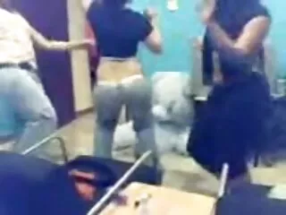 Un ragazzo russo scopa due stronzi impressionante con il suo cazzo di grasso e cums video porno sesso anale uno nel culo, e la sua ragazza lecca lo sperma dalle natiche
