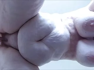Piccolo accarezza un membro del suo partner, lecca la lingua e cums dopo il anale video gratis sesso anale