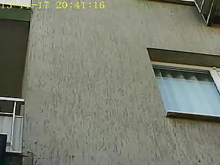 Dopo aver bevuto una birra con un amico, il ragazzo confessa che sua moglie sta costantemente segando, chiedendo di portare un ebar con un grosso cazzo per lei, e mentre sono cresciuti insieme e non ha visto una volta video hard anale il suo cazzo pesante, si è offerto di essere il terzo.