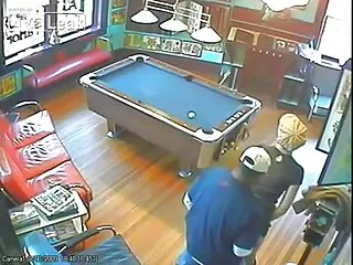 Questa cagna sa come iniziare qualsiasi Cowboy sesso anale video sessuale, e quindi lo fa in pochi secondi con il suo maglione rosa.